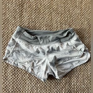 Iululemon gray & white print shorts (size 6)
